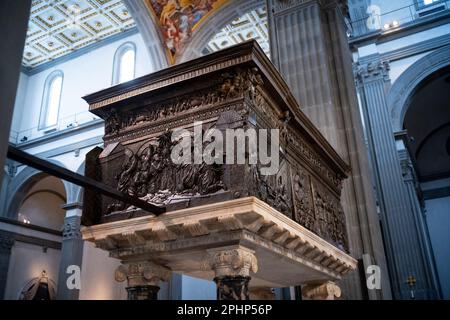 Il pulpito della Resurrezione iniziato da Donatello, una delle sue ultime opere, nella chiesa di San Lorenzo, a Firenze Foto Stock