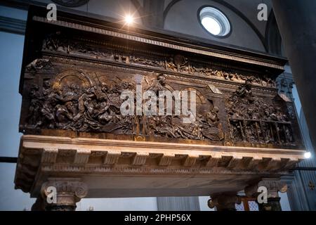 Il pulpito della Resurrezione iniziato da Donatello, una delle sue ultime opere, nella chiesa di San Lorenzo, a Firenze Foto Stock