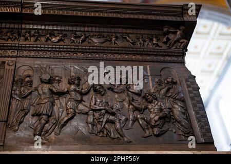 Il pulpito della Resurrezione iniziato da Donatello, una delle sue ultime opere, nella chiesa di San Lorenzo, a Firenze Foto Stock