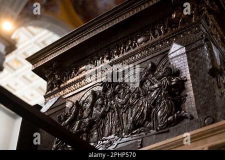 Il pulpito della Resurrezione iniziato da Donatello, una delle sue ultime opere, nella chiesa di San Lorenzo, a Firenze Foto Stock