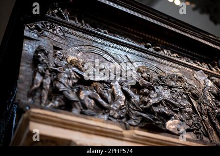 Il pulpito della Resurrezione iniziato da Donatello, una delle sue ultime opere, nella chiesa di San Lorenzo, a Firenze Foto Stock