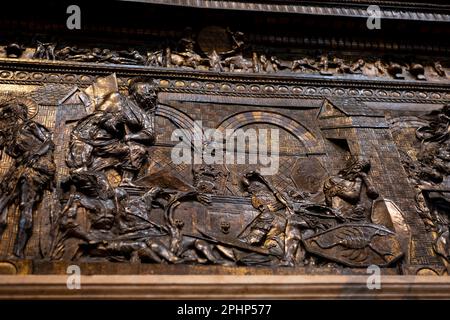 Il pulpito della Resurrezione iniziato da Donatello, una delle sue ultime opere, nella chiesa di San Lorenzo, a Firenze Foto Stock