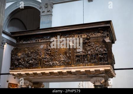 Il pulpito della Resurrezione iniziato da Donatello, una delle sue ultime opere, nella chiesa di San Lorenzo, a Firenze Foto Stock