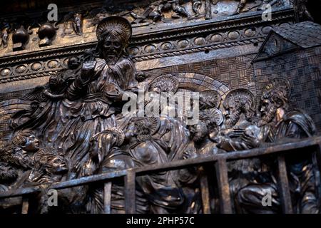 Il pulpito della Resurrezione iniziato da Donatello, una delle sue ultime opere, nella chiesa di San Lorenzo, a Firenze Foto Stock