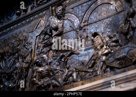 Il pulpito della Resurrezione iniziato da Donatello, una delle sue ultime opere, nella chiesa di San Lorenzo, a Firenze Foto Stock