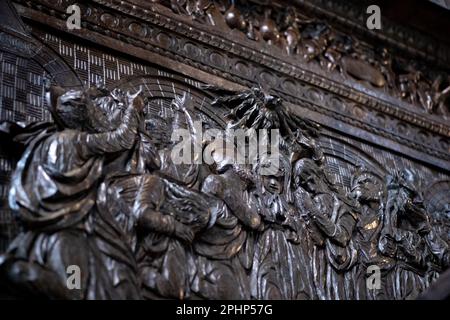 Il pulpito della Resurrezione iniziato da Donatello, una delle sue ultime opere, nella chiesa di San Lorenzo, a Firenze Foto Stock