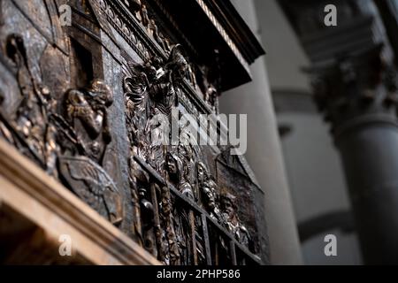 Il pulpito della Resurrezione iniziato da Donatello, una delle sue ultime opere, nella chiesa di San Lorenzo, a Firenze Foto Stock