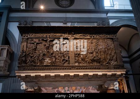 Il pulpito della Passione iniziato da Donatello, una delle sue ultime opere, nella chiesa di San Lorenzo, a Firenze Foto Stock