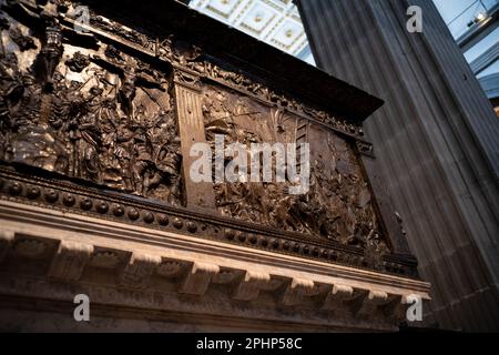 Il pulpito della Passione iniziato da Donatello, una delle sue ultime opere, nella chiesa di San Lorenzo, a Firenze Foto Stock