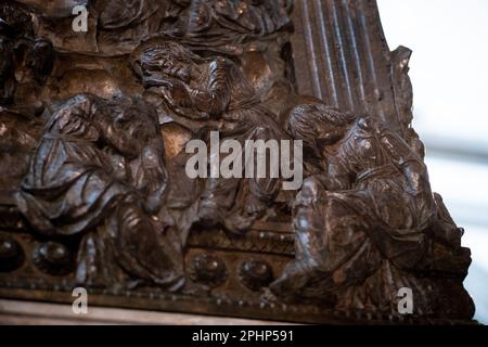 Il pulpito della Passione iniziato da Donatello, una delle sue ultime opere, nella chiesa di San Lorenzo, a Firenze Foto Stock