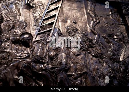 Il pulpito della Passione iniziato da Donatello, una delle sue ultime opere, nella chiesa di San Lorenzo, a Firenze Foto Stock