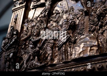 Il pulpito della Passione iniziato da Donatello, una delle sue ultime opere, nella chiesa di San Lorenzo, a Firenze Foto Stock