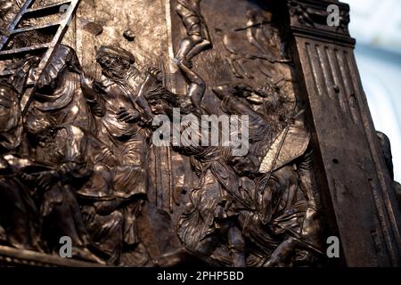 Il pulpito della Passione iniziato da Donatello, una delle sue ultime opere, nella chiesa di San Lorenzo, a Firenze Foto Stock