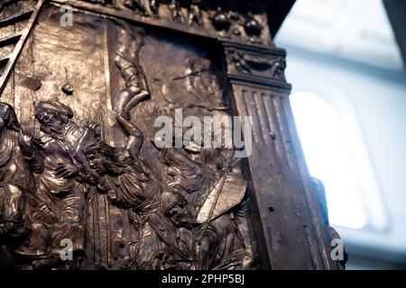 Il pulpito della Passione iniziato da Donatello, una delle sue ultime opere, nella chiesa di San Lorenzo, a Firenze Foto Stock