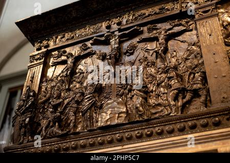 Il pulpito della Passione iniziato da Donatello, una delle sue ultime opere, nella chiesa di San Lorenzo, a Firenze Foto Stock