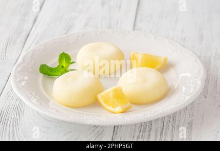 Lemon mochi - torta di riso giapponese sul piatto da portata Foto Stock
