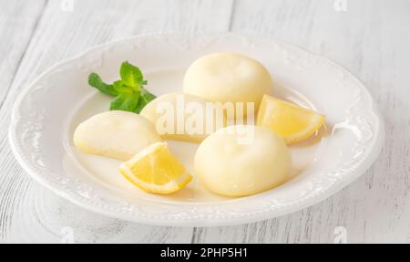 Lemon mochi - torta di riso giapponese sul piatto da portata Foto Stock
