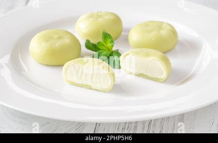 Pistacchio mochi - torta di riso giapponese sul piatto da portata Foto Stock