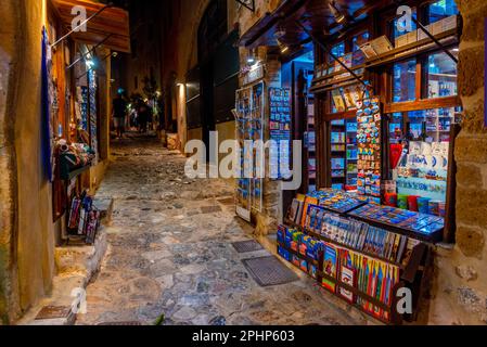 Monemvasia, Grecia, 5 settembre 2022: Strada di pietra della città storica Monemvasia in Grecia. Foto Stock