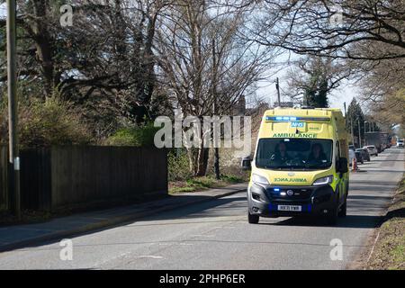Iver Heath, Regno Unito. 27th marzo, 2023. Un'ambulanza di emergenza a Iver Heath, Buckinghamshire. I medici junior hanno annunciato che saranno nuovamente in sciopero dal 11th aprile 2023 al 15th aprile 2023 in una disputa in corso sulle condizioni salariali e di lavoro che dovrebbe mettere più sotto pressione i reparti A&e impegnati. Molti pazienti stanno lottando per ottenere gli appuntamenti dei medici e così stanno andando a&e invece. Credito: Maureen McLean/Alamy Foto Stock