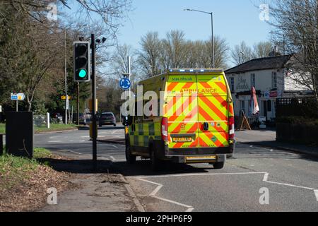 Iver Heath, Regno Unito. 27th marzo, 2023. Un'ambulanza di emergenza a Iver Heath, Buckinghamshire. I medici junior hanno annunciato che saranno nuovamente in sciopero dal 11th aprile 2023 al 15th aprile 2023 in una disputa in corso sulle condizioni salariali e di lavoro che dovrebbe mettere più sotto pressione i reparti A&e impegnati. Molti pazienti stanno lottando per ottenere gli appuntamenti dei medici e così stanno andando a&e invece. Credito: Maureen McLean/Alamy Foto Stock