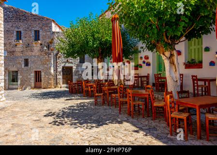 Giornata estiva sulla piazza principale di Areopoli, Grecia.. Foto Stock