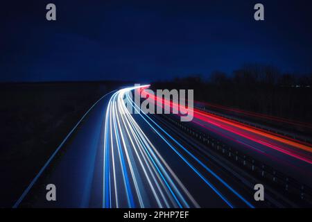 Traffico in autostrada - viaggi - background - linea - Ecologia - esposizione lunga - autostrada - traffico notturno - sentieri leggeri Foto Stock