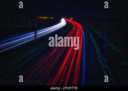 Traffico in autostrada - viaggi - background - linea - Ecologia - esposizione lunga - autostrada - traffico notturno - sentieri leggeri Foto Stock