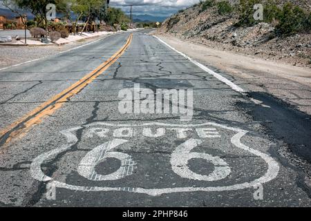 Uno dei due marcatori originali della Route 66 vicino a Needles, California. Foto Stock