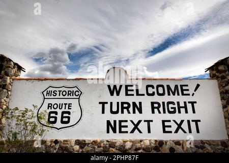 Un cartello originale della Route 66 risalente agli anni '30 si trova ancora vicino a Needles, California. Foto Stock