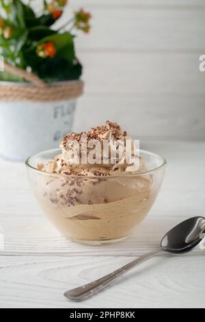 Dessert di mousse di caffè con crema su tavolo bianco Foto Stock