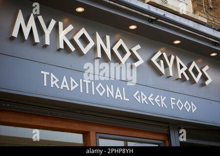 Mykonos Gyros, ristorante greco a conduzione familiare, serve autentici piatti di strada greci tradizionali, Green Lanes, London Borough di Haringey, Inghilterra, Regno Unito. Foto Stock