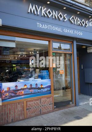 Mykonos Gyros, ristorante greco a conduzione familiare, serve autentici piatti di strada greci tradizionali, Green Lanes, London Borough di Haringey, Inghilterra, Regno Unito. Foto Stock