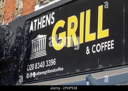 Athens Grill & Coffee, Wightman Road, Harringay Ladder, London Borough of Haringey, Inghilterra, Regno Unito. Foto Stock