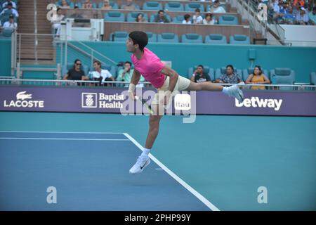 Miami Gardens, Stati Uniti. 28th Mar, 2023. MIAMI GARDENS, FLORIDA - 28 MARZO: Carlos Alcaraz (ESP) vs. Tommy Paul (USA) durante il Miami Open presentato da Itaú all'Hard Rock Stadium il 28 marzo 2023 a Miami Gardens, Florida. (Foto di JL/Sipa USA) Credit: Sipa USA/Alamy Live News Foto Stock