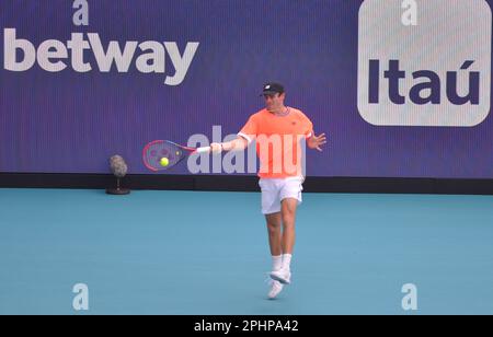 Miami Gardens, Stati Uniti. 28th Mar, 2023. MIAMI GARDENS, FLORIDA - 28 MARZO: Tommy Paul (USA) vs. Carlos Alcaraz (ESP) durante il Miami Open presentato da Itaú all'Hard Rock Stadium il 28 marzo 2023 a Miami Gardens, Florida. (Foto di JL/Sipa USA) Credit: Sipa USA/Alamy Live News Foto Stock