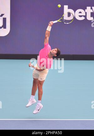 Miami Gardens, Stati Uniti. 28th Mar, 2023. MIAMI GARDENS, FLORIDA - 28 MARZO: Carlos Alcaraz (ESP) vs. Tommy Paul (USA) durante il Miami Open presentato da Itaú all'Hard Rock Stadium il 28 marzo 2023 a Miami Gardens, Florida. (Foto di JL/Sipa USA) Credit: Sipa USA/Alamy Live News Foto Stock