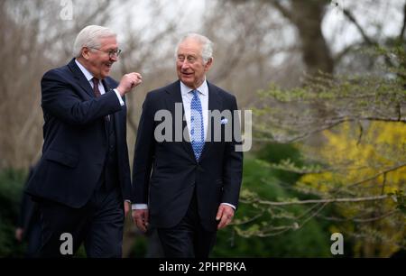 Berlino, Germania. 29th Mar, 2023. Re Carlo III e il presidente tedesco Frank-Walter Steinmeier vanno nel giardino del Palazzo Bellevue per piantare un albero di cenere di manna. Prima della sua incoronazione nel maggio 2023, il re britannico e la moglie reale visiteranno la Germania per tre giorni. Credit: Bernd von Jutrczenka/dpa/Alamy Live News Foto Stock