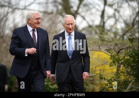 Berlino, Germania. 29th Mar, 2023. Re Carlo III e il presidente tedesco Frank-Walter Steinmeier vanno nel giardino del Palazzo Bellevue per piantare un albero di cenere di manna. Prima della sua incoronazione nel maggio 2023, il re britannico e la moglie reale visiteranno la Germania per tre giorni. Credit: Bernd von Jutrczenka/dpa/Alamy Live News Foto Stock