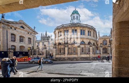 Il teatro Sheldonian e gli edifici della biblioteca Bodleian su Broad Street, Oxford, Oxfordshire, Regno Unito, il 25 marzo 2023 Foto Stock