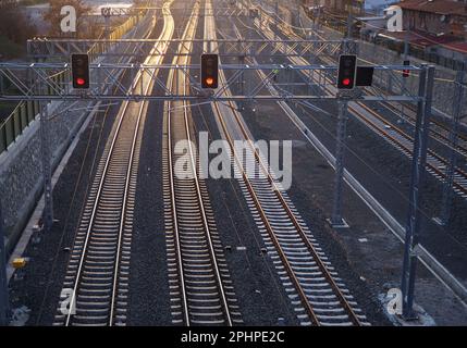 Ferrovia Complexe al tramonto. Luci di segnalazione sulle rotaie dei treni Foto Stock