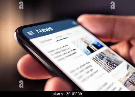 Notizie online per telefono. Leggere giornale dal sito web. Pubblicazione digitale e mockup di riviste. Premere feed con i titoli più recenti nel portale Web digitale. Foto Stock