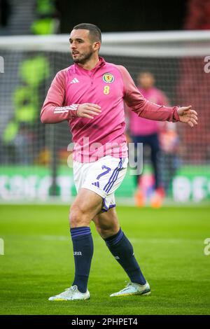 John McGinn, che gioca a centrocampista ed è capitano di Aston Villa, giocando nel gioco contro la Spagna a Hampden Park, Glasgow, Scozia in Europa Foto Stock