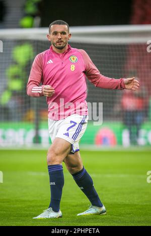 John McGinn, che gioca a centrocampista ed è capitano di Aston Villa, giocando nel gioco contro la Spagna a Hampden Park, Glasgow, Scozia in Europa Foto Stock