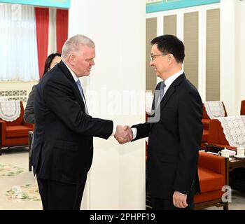 Pechino, Cina. 27th Mar, 2023. Il Vice Presidente Cinese Han Zheng incontra l'Amministratore Delegato del Gruppo HSBC Noel Quinn, che partecipa al China Development Forum 2023, a Pechino, capitale della Cina, il 27 marzo 2023. Credit: Shen Hong/Xinhua/Alamy Live News Foto Stock