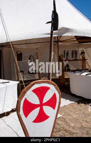 scudo e caschi del cavaliere medievale in una festa storica di rievocazione Foto Stock