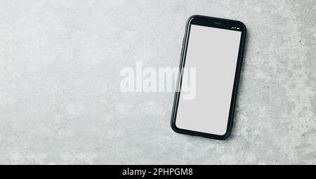 Smartphone mockup con schermo isolato vuoto di colore bianco pieno su sfondo marmorizzato. Nero telefono cellulare vista dall'alto piatto con spazio copia. Pronto Foto Stock