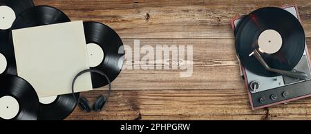 Dischi in vinile e giradischi su vecchio sfondo di legno. Raccolta di record. Musica in stile vintage. Impianto stereo classico. Impianto audio. Sostantivo analogico Foto Stock