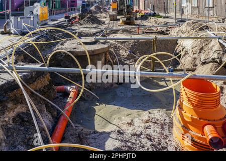 Sostituzione di acque sotterranee, piovane e fognature all'incrocio delle strade cittadine mediante un sistema di drenaggio Foto Stock