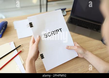 Mani di donna che tiene in mano le carte scenografiche per il film Foto Stock